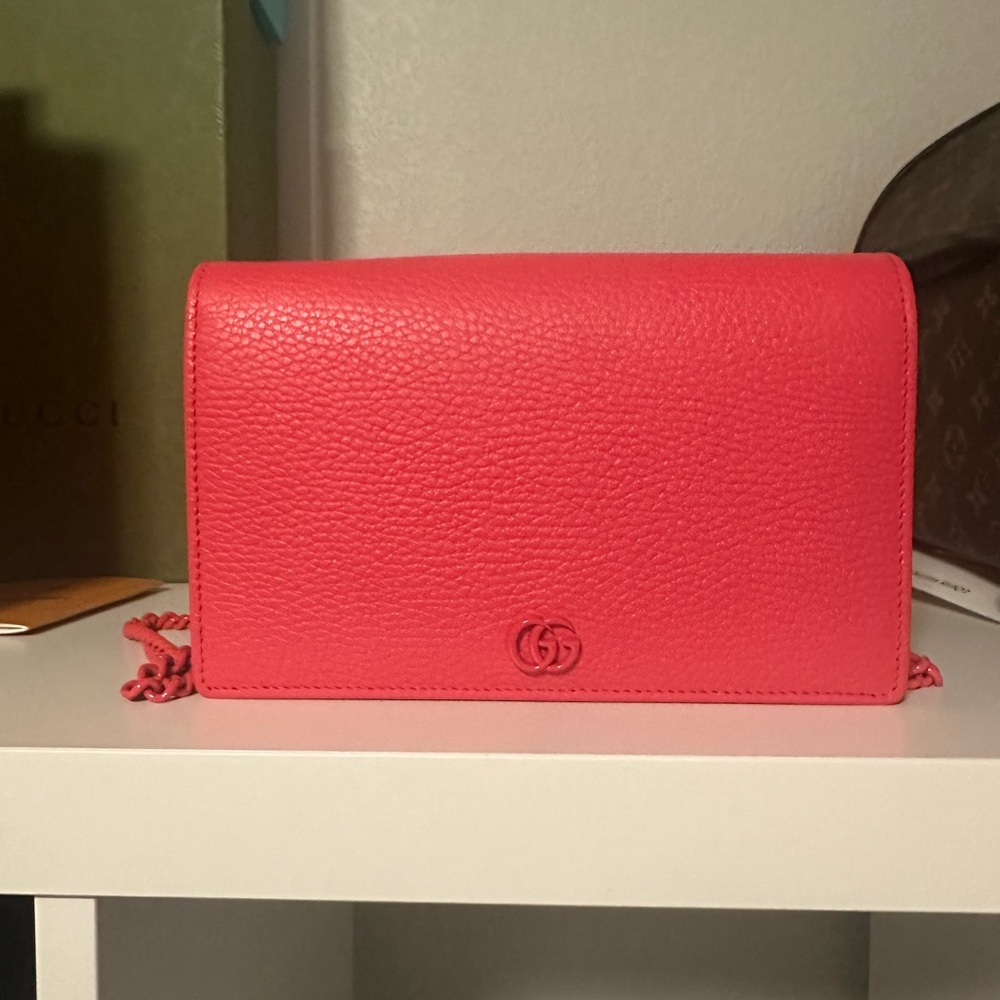 Gucci marmont chain bag.
7.87 inches x 4.92 in x 1.57 inches - Picture 1 of 7